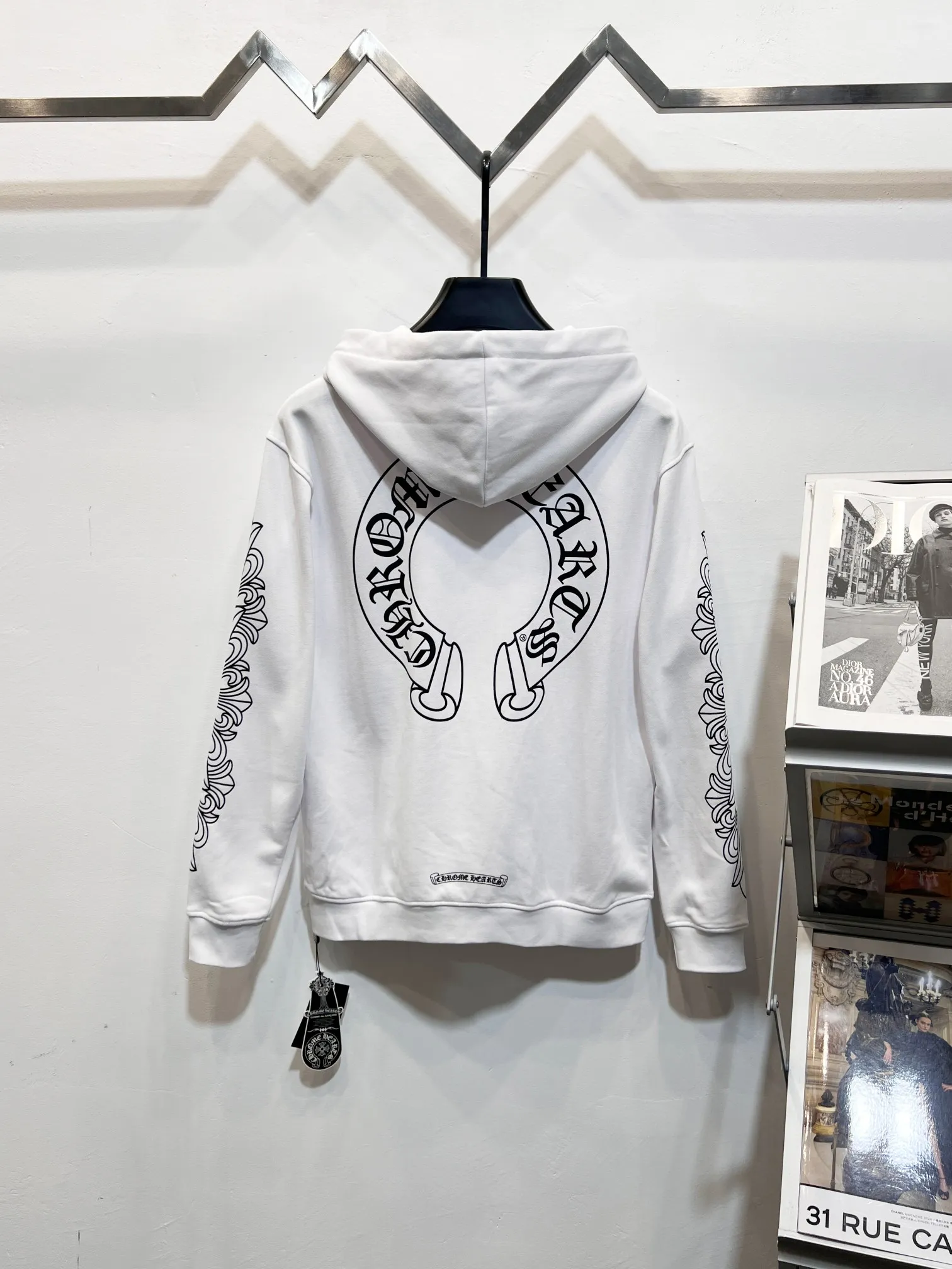 P260 (high quality) Style number: (G002) ChromeHearts 25 early autumn floral arm horseshoe hooded sweatshirt Sanskrit letter rattan flower cross horseshoe hooded sweatshirt The fabric is made of 440g pure cotton terry with matching threads Imported printing Original customization Hardware Color: White Size: S-XL
